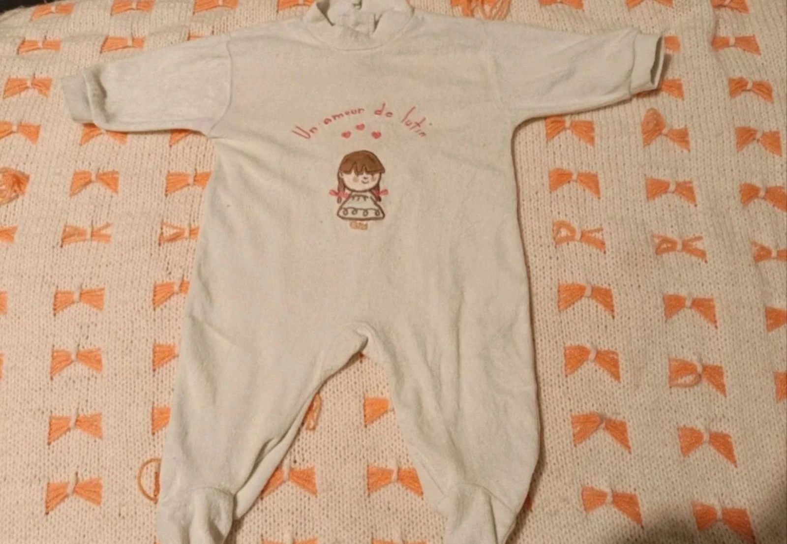 Pyjama dors-bien en velours écru broderie "Un amour de lutin" – Taille 3 mois – Très bon état